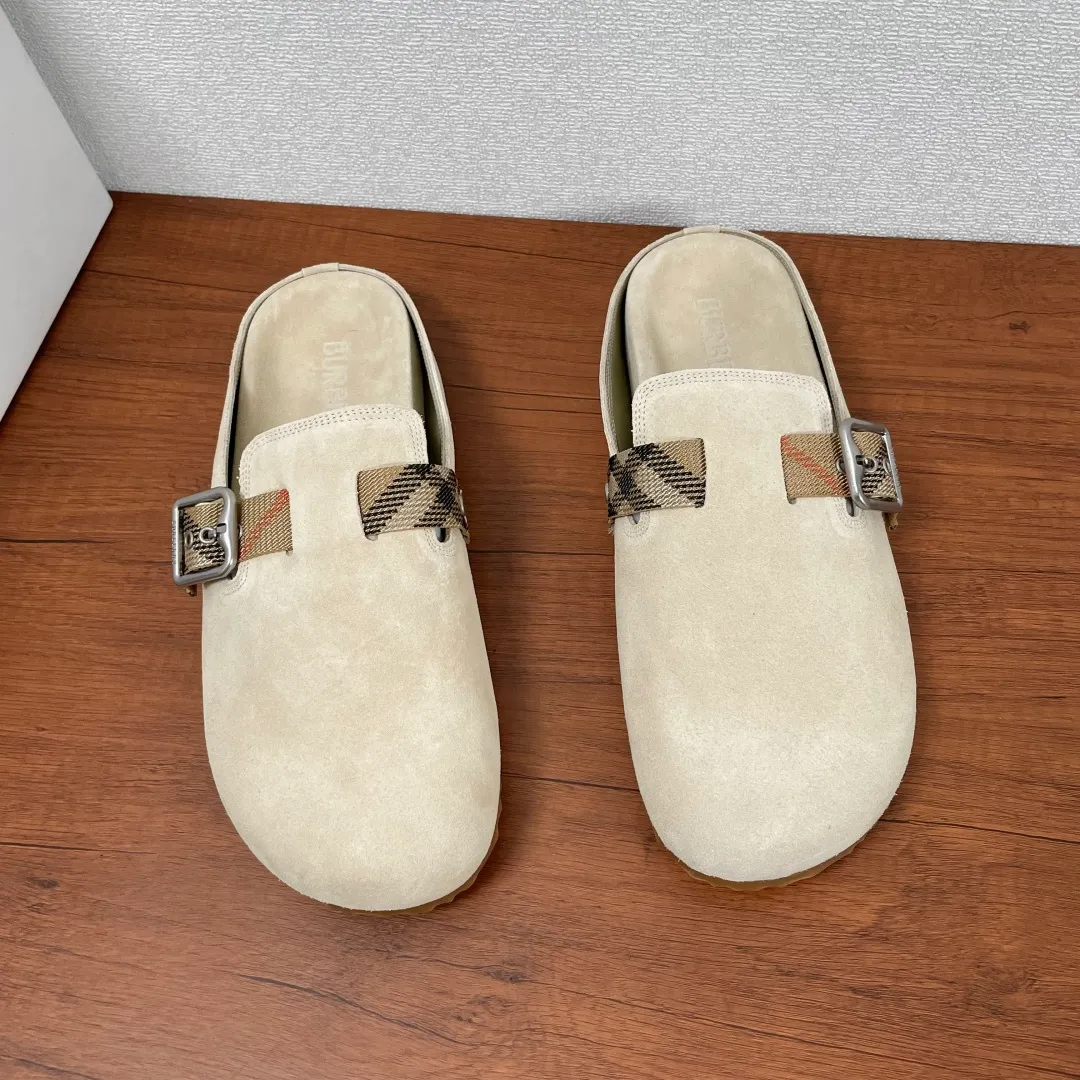 P360 Burberry's new men's checkered leather Urchin half-flop. Made of soft suede cowhide and calfskin, these half-flop sandals feature an adjustable B-shaped buckle strap and are decorated with the signature sand-colored Burberry check in jacquard worsted. The upper wraps around the midsole and is paired with a sole made of the same upper material with an embossed logo on the heel and a wavy rubber outsole embellished with the Burberry lettering. Fashionable and casual! Comes with full set of original packaging dust bag! Code number: 39-40-41-42-43-44 standard code (38/45 can be customized and returns and exchanges are not supported) No. 012